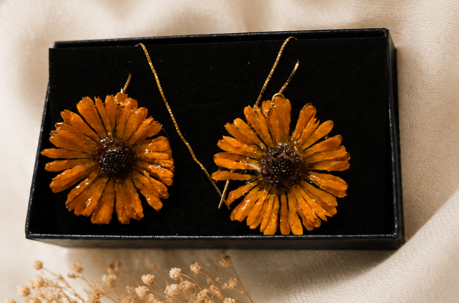 Preserved Daisy Flower Earrings – Handmade Jewellery