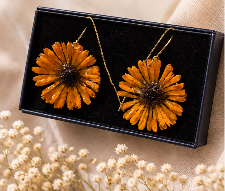 Preserved Daisy Flower Earrings – Handmade Jewellery